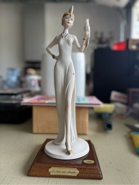 L'Arte nel Mondo Made in Italy Art Deco Lady Figurine